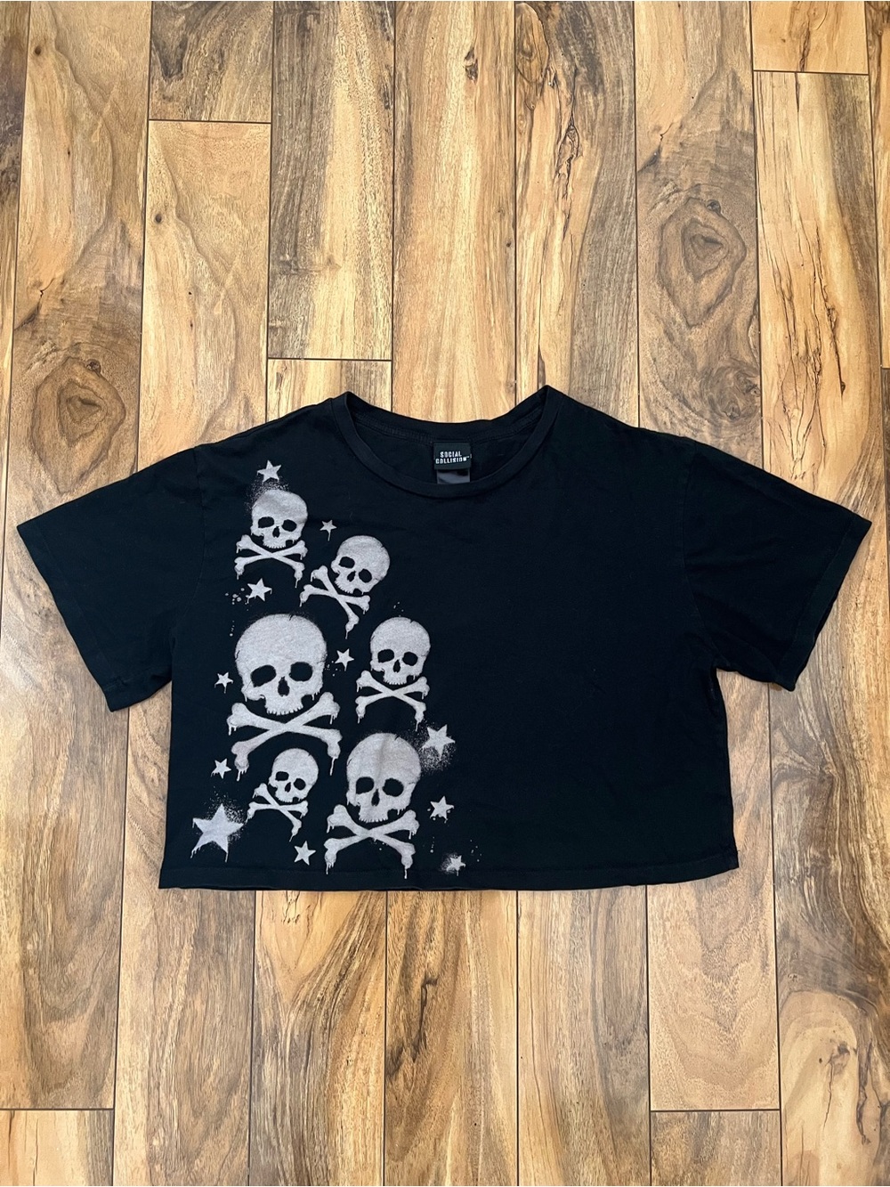 Social Collision Graffiti Skulls Cropled T-Shirt